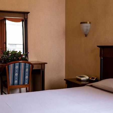 Hotel Astor Piacenza Esterno foto