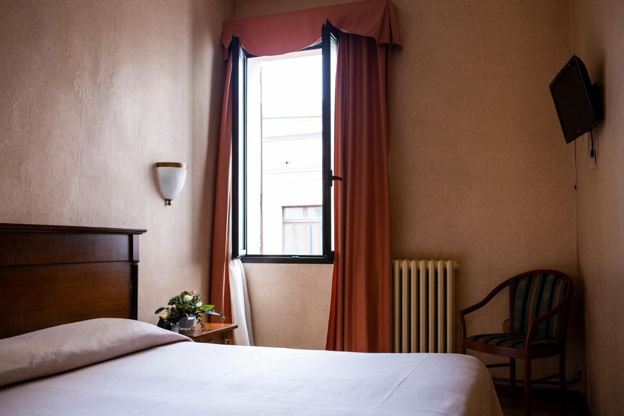 Hotel Astor Piacenza Esterno foto