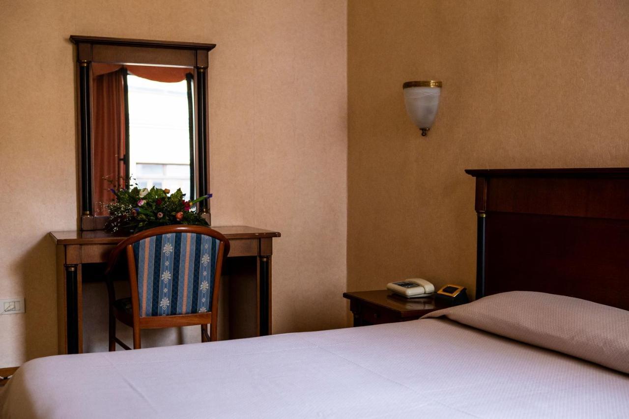 Hotel Astor Piacenza Esterno foto