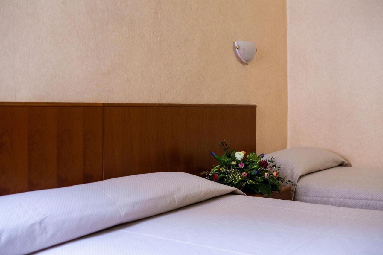 Hotel Astor Piacenza Esterno foto